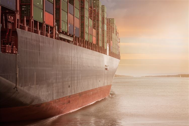 Containerfartyg med varor som symboliserar varors kostpris eller självkostnadspris.