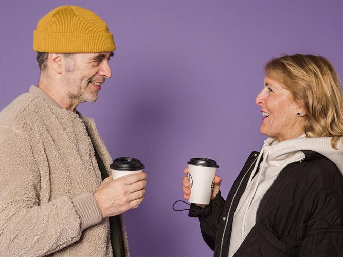 Två glada kompanjoner skålar eftersom de precis ska starta café.