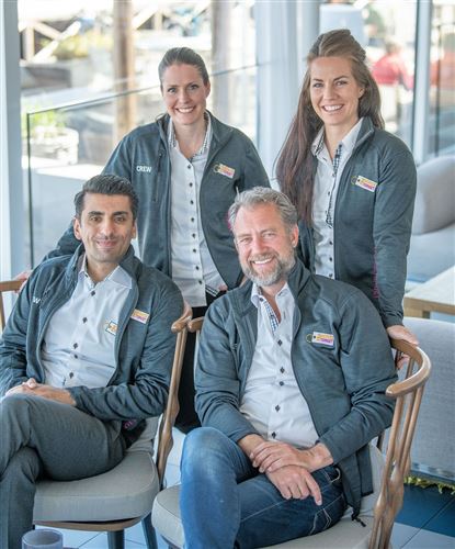 Två glada kvinnor och två glada män från Franchisetorget