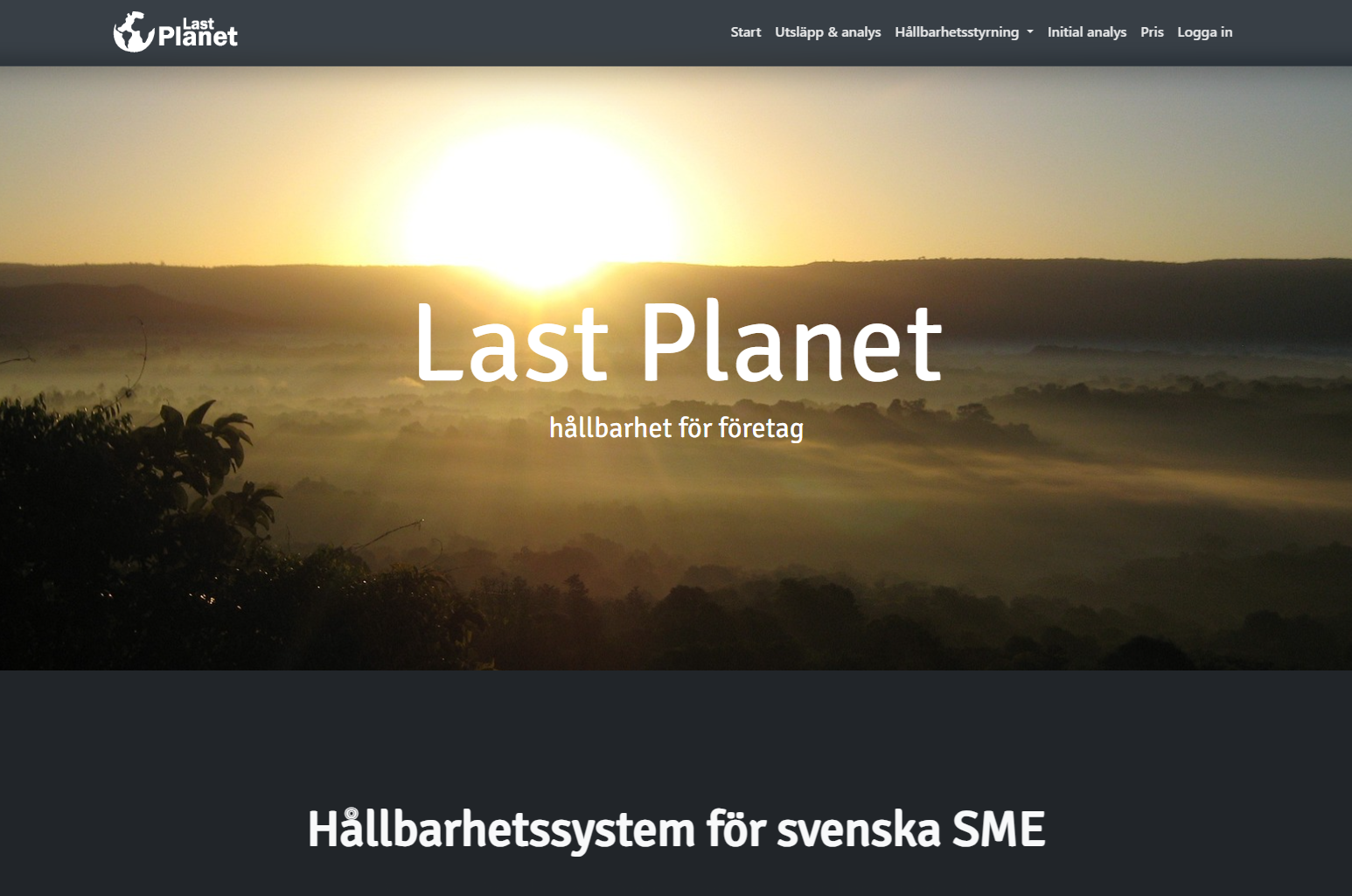 Jordklotet visas från rymden, och på bilden står det "Välkommen till Last Planet" 
