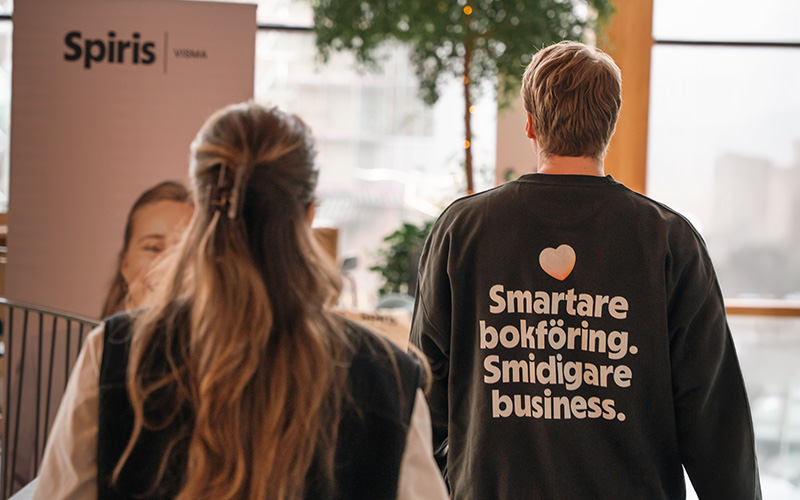 Bild på rygg där det på sweatshirt står Smartare bokföring smidigare business