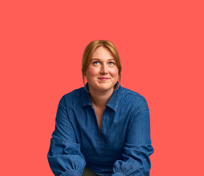 Kvinna med blå skjorta.