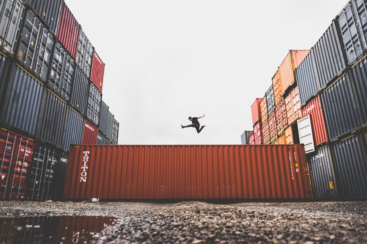 Kille på container som är glad för att kunna bokföra import.
