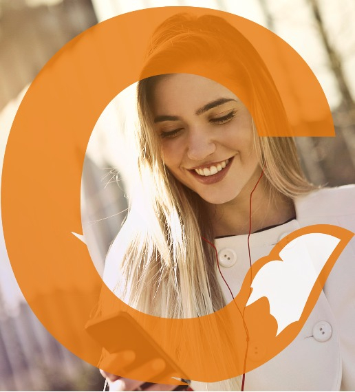 Glad tjej med logotypen för Carefox.