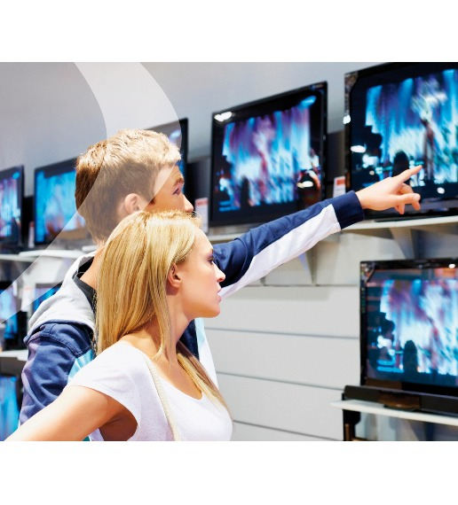 En man och kvinna väljer ut en TV att köpa.