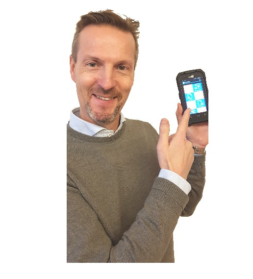 En man pekar på en mobil som visar FraktExport fraktsedelshanterings system.