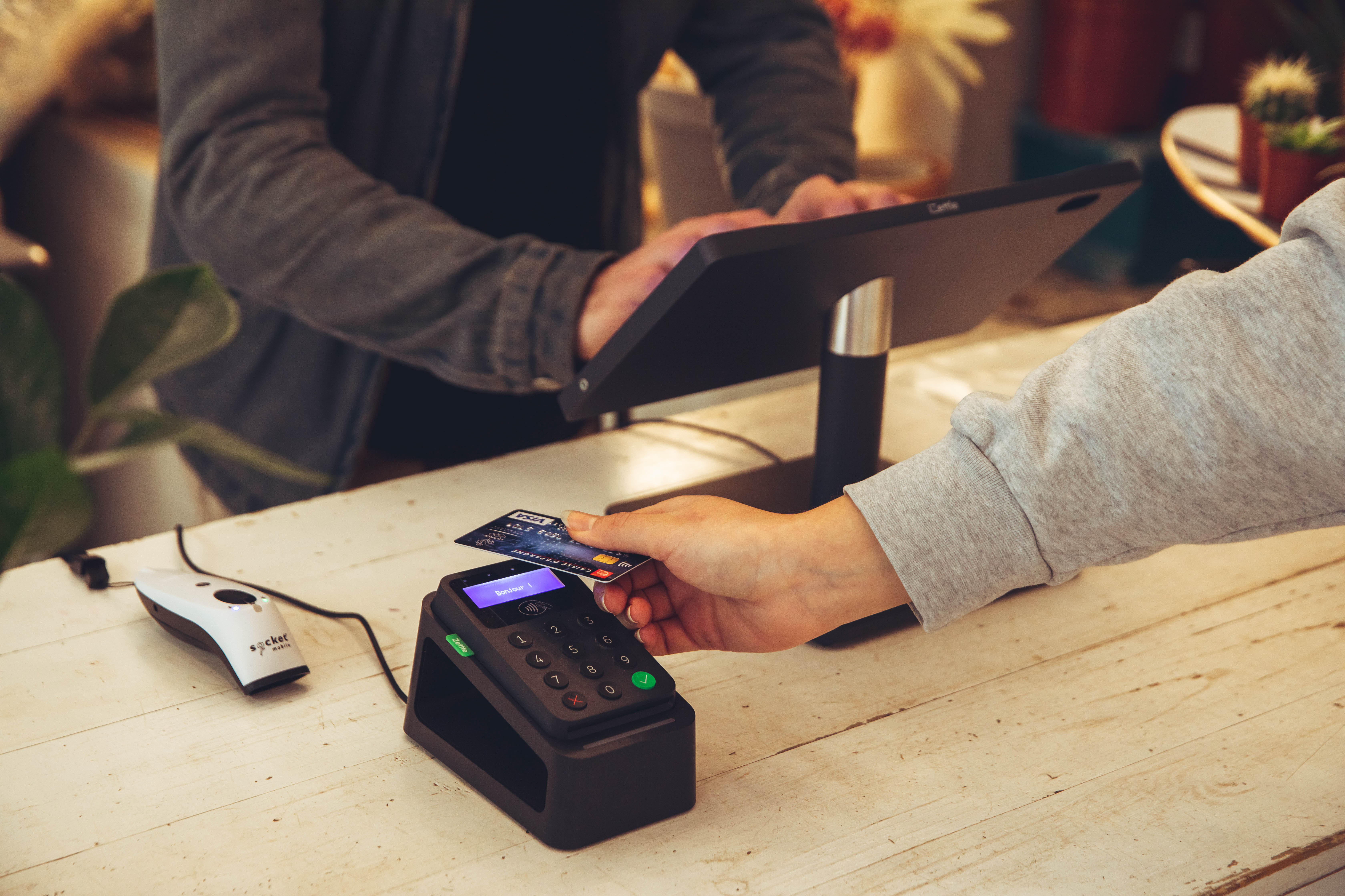 En kund betalar med Zettle terminal.