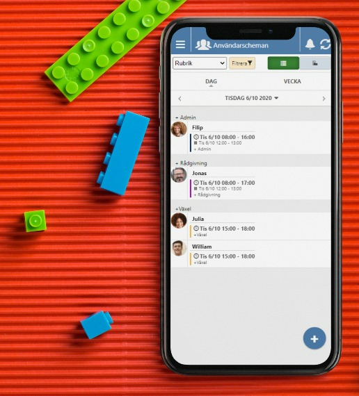 Legobitar och en mobil med Timezynk-programmet.
