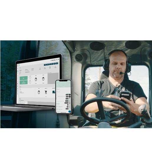Man som sitter i traktor och kollar på telefonen och en dator och mobil inklippt som visar Workify.